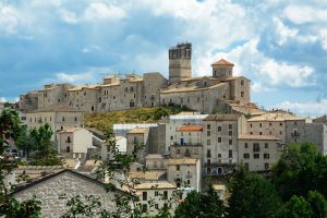 La Camera di Commercio e la Regione Marche allo scopo di sostenere i borghi dell’entroterra marchigiano. Obiettivi della misura sono incentivare l’attività economica e lo sviluppo dell’imprenditorialità puntando al contempo al ripopolamento delle aree interne mediante l’avviamento di attività d’impresa o di unità locali. I dettagli sul bando borghi 2024.